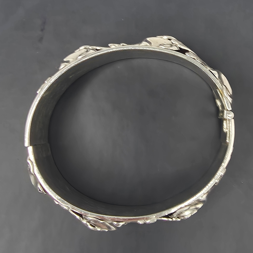Elegant Silver Leaf Bracelet - Picture 2 of 6